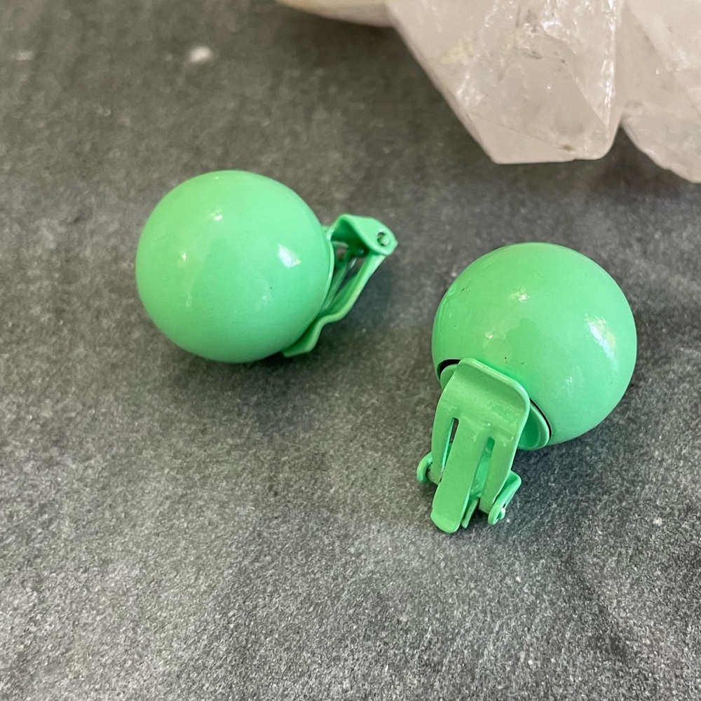Vintage 60s Green Enamel Clip-On Earrings - Picture 7 of 15